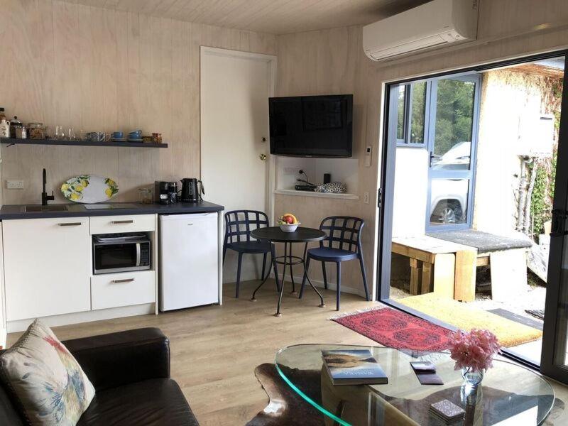 Central Wanaka | Lake & Mtn Views | Well Appointed Daire Dış mekan fotoğraf