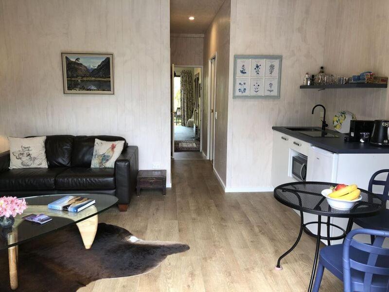 Central Wanaka | Lake & Mtn Views | Well Appointed Daire Dış mekan fotoğraf